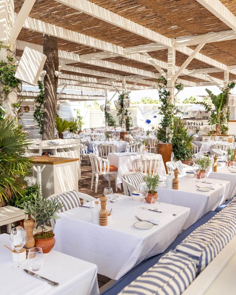 Lively lunch ambiance with guests dining at Bagatelle Saint-Tropez