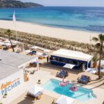 Bagatelle Saint-Tropez garden terrace with tables set for lunch under greenery and pink blooms