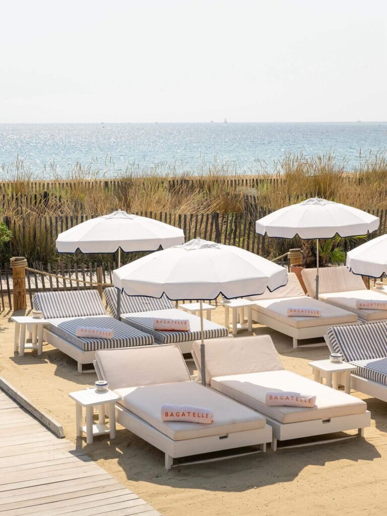 Rose and champagne service on the table at Bagatelle Saint-Tropez