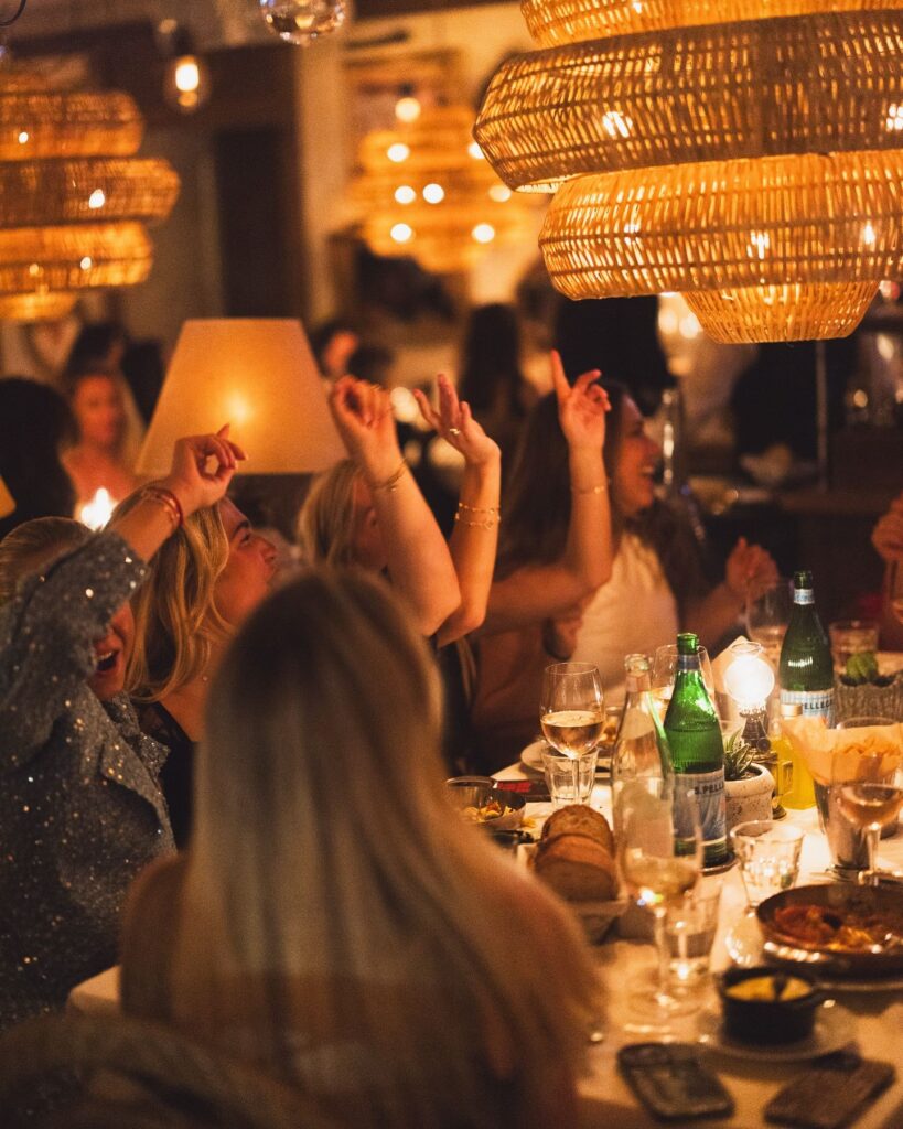 Evening atmosphere with guests dining at Le Café Saint-Tropez