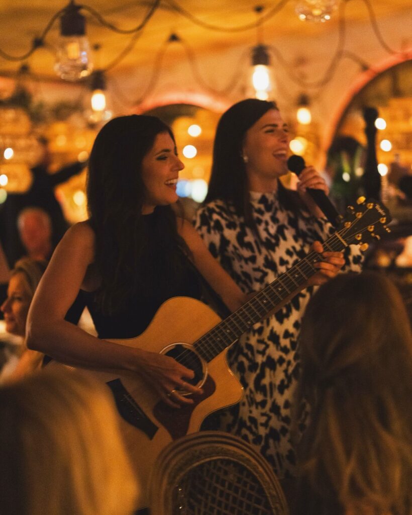 Live music performance at Le Café Saint-Tropez