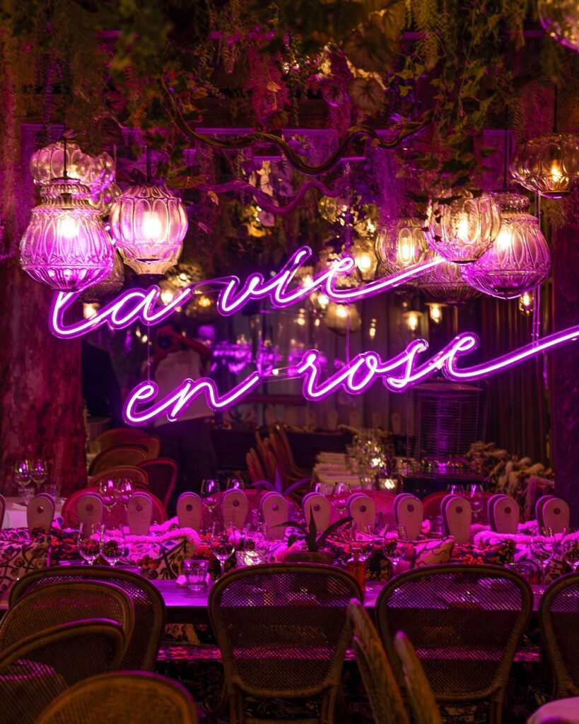 Illuminated neon sign at Le Café Saint-Tropez