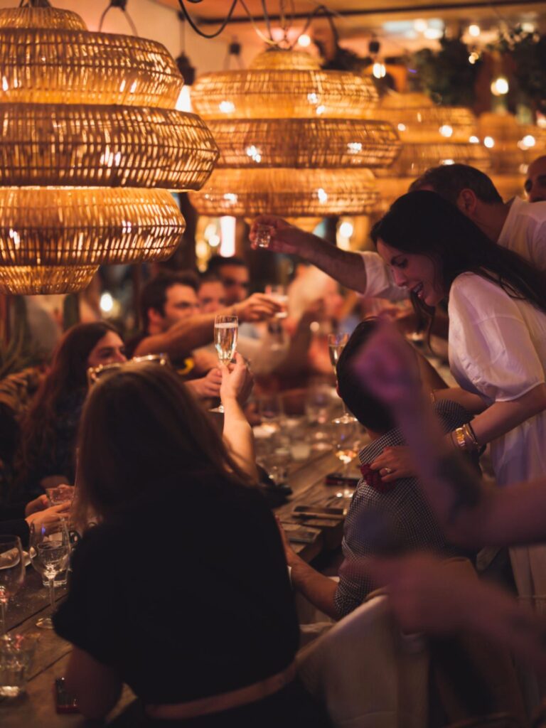 Vibrant nightlife atmosphere at Le Café Saint-Tropez