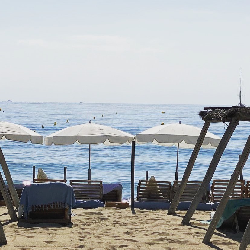 Sun loungers and parasols facing the sea at Le Club 55, Pampelonne Beach, Saint-Tropez