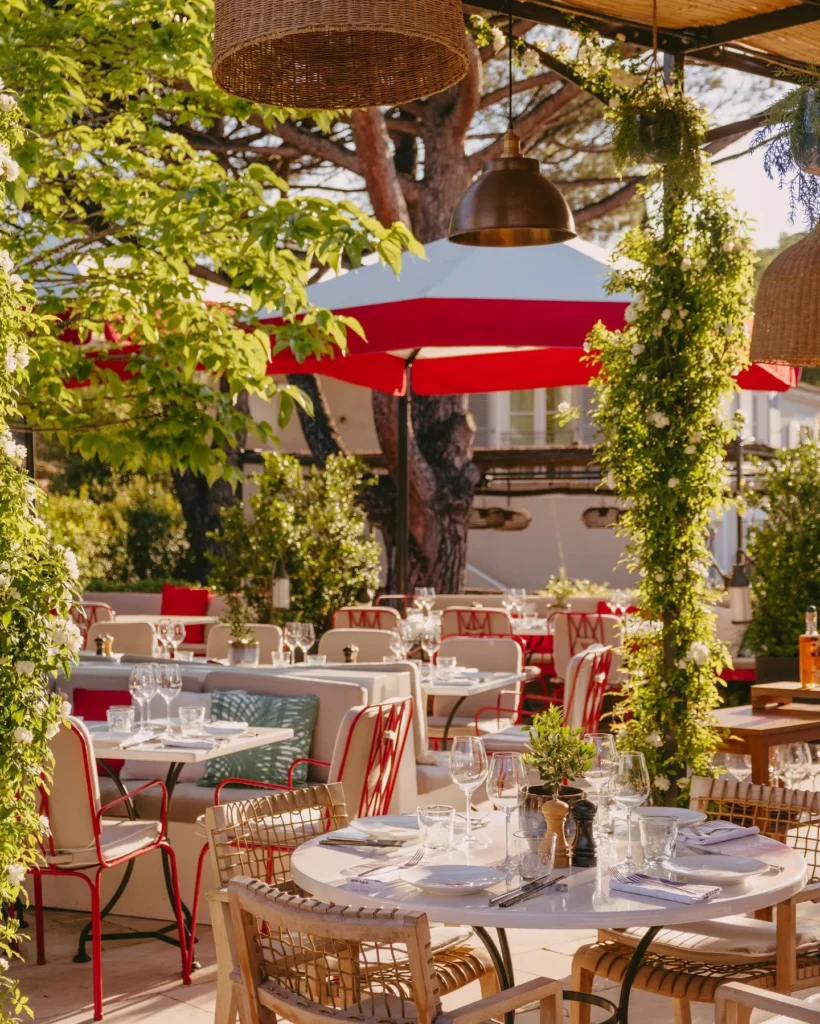 Courtyard restaurant at Hôtel Lou Pinet Saint-Tropez