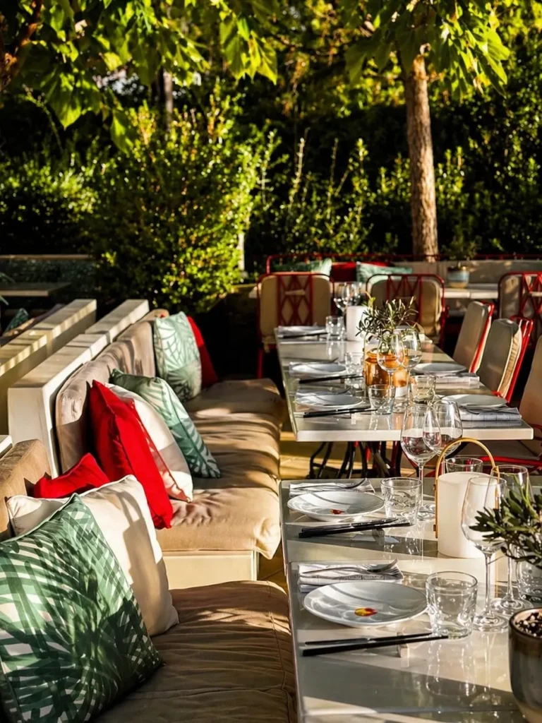 Outdoor dining area at Hôtel Lou Pinet Saint-Tropez