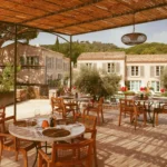Outdoor restaurant seating at Hôtel Lou Pinet Saint-Tropez