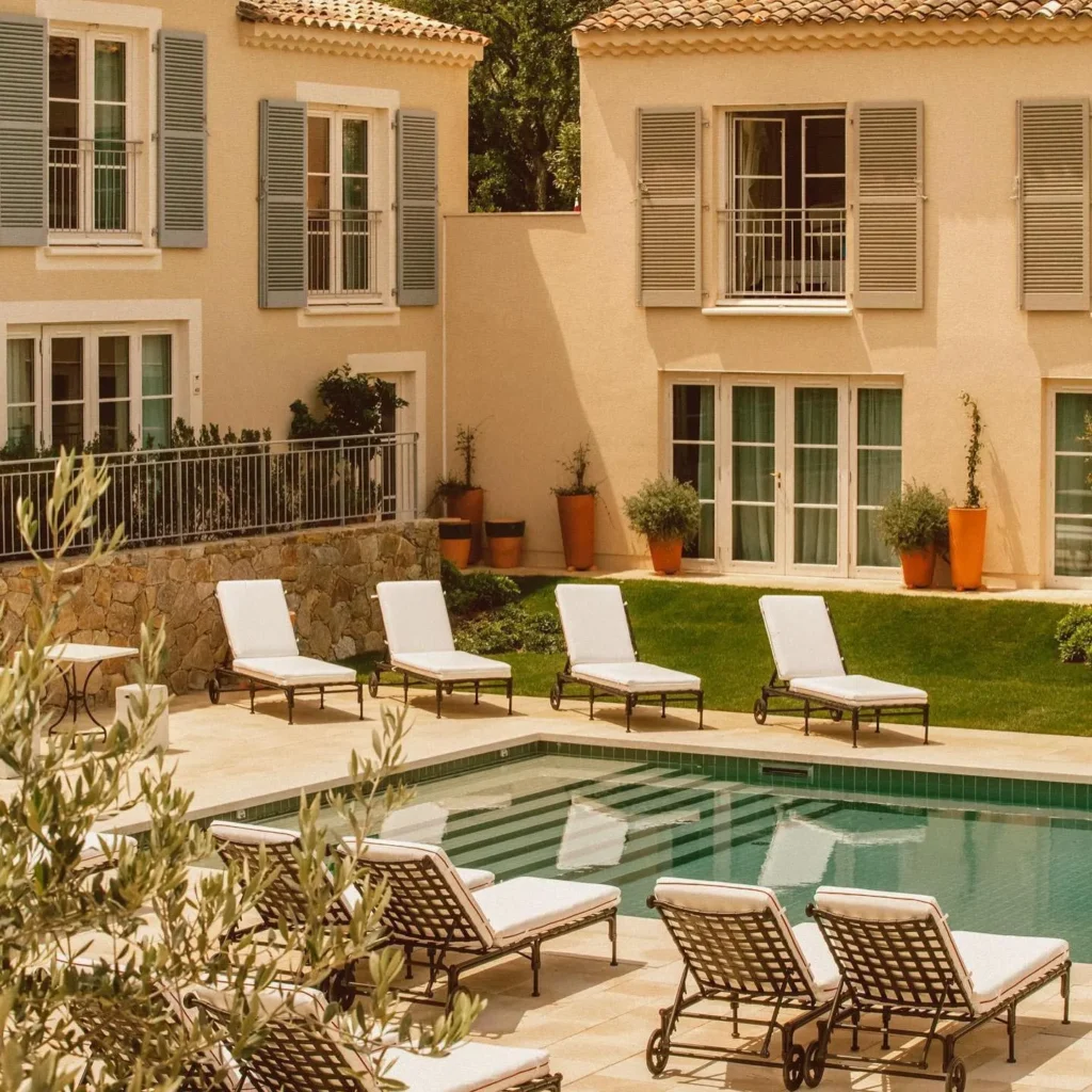 Sun loungers beside the pool at Hôtel Lou Pinet Saint-Tropez