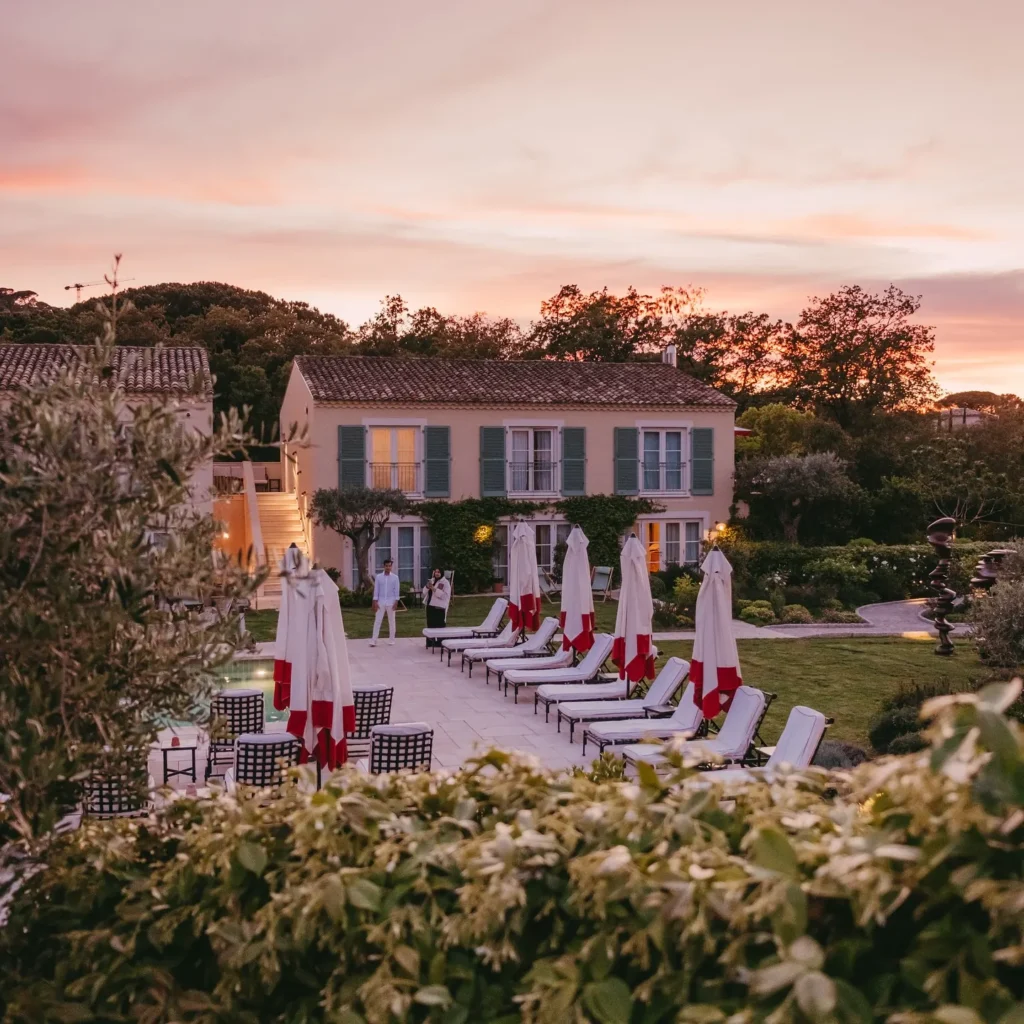 Swimming pool at sunset at Hôtel Lou Pinet Saint-Tropez