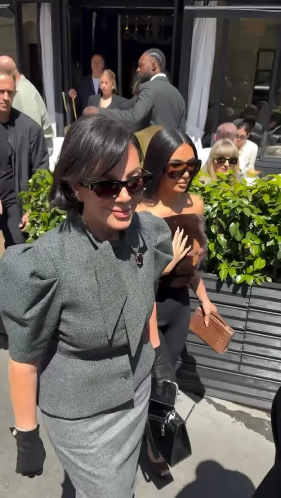 Guests leaving past the hedged terrace on a sunny day at lavenue Paris