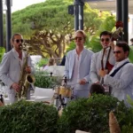 Live band in pale suits playing saxophone and double bass on the terrace at Matsuhisa Saint-Tropez