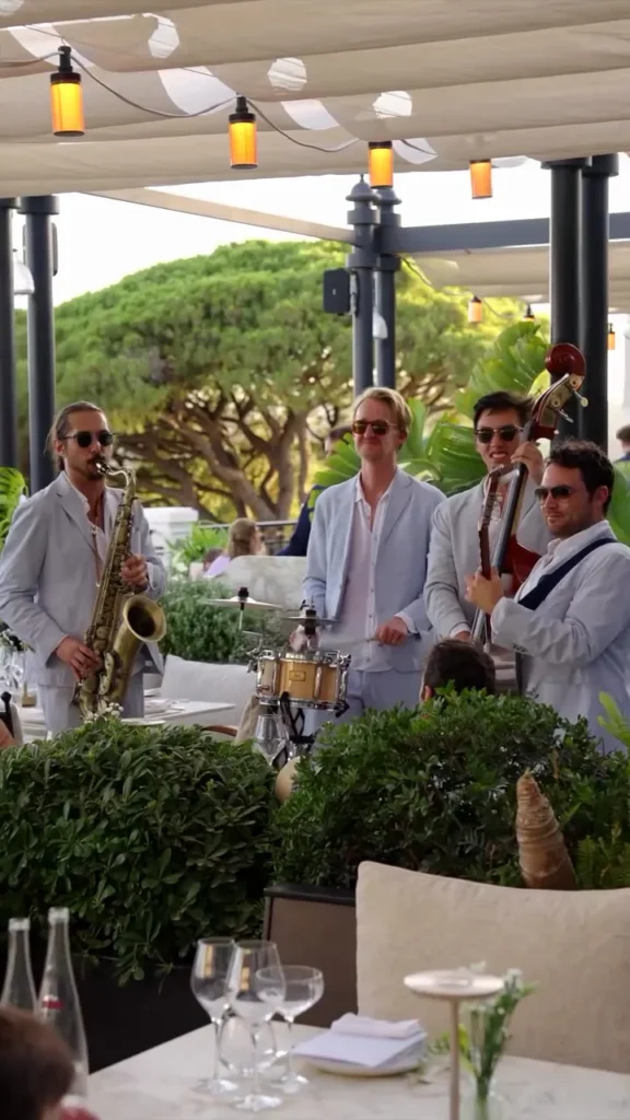 Live band in pale suits playing saxophone and double bass on the terrace at Matsuhisa Saint-Tropez