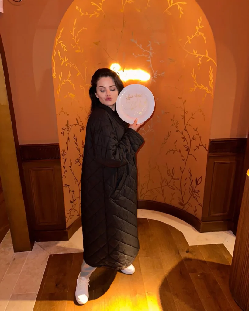 selena-gomez-spotted-at-siena-paris