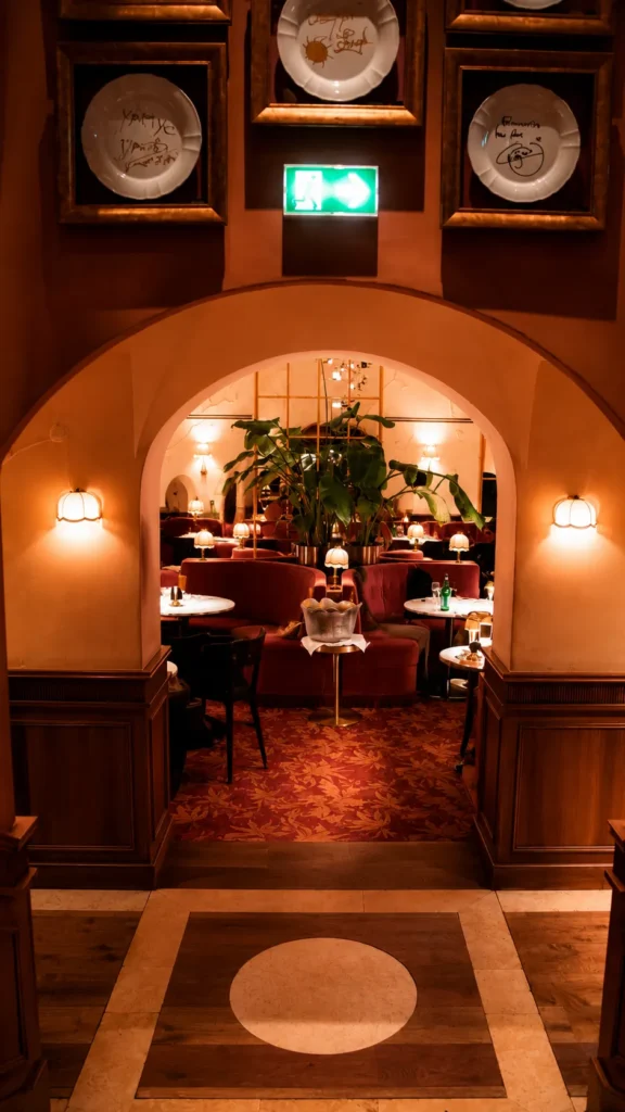 Luxurious arched interior and dining area at Siena Paris restaurantv