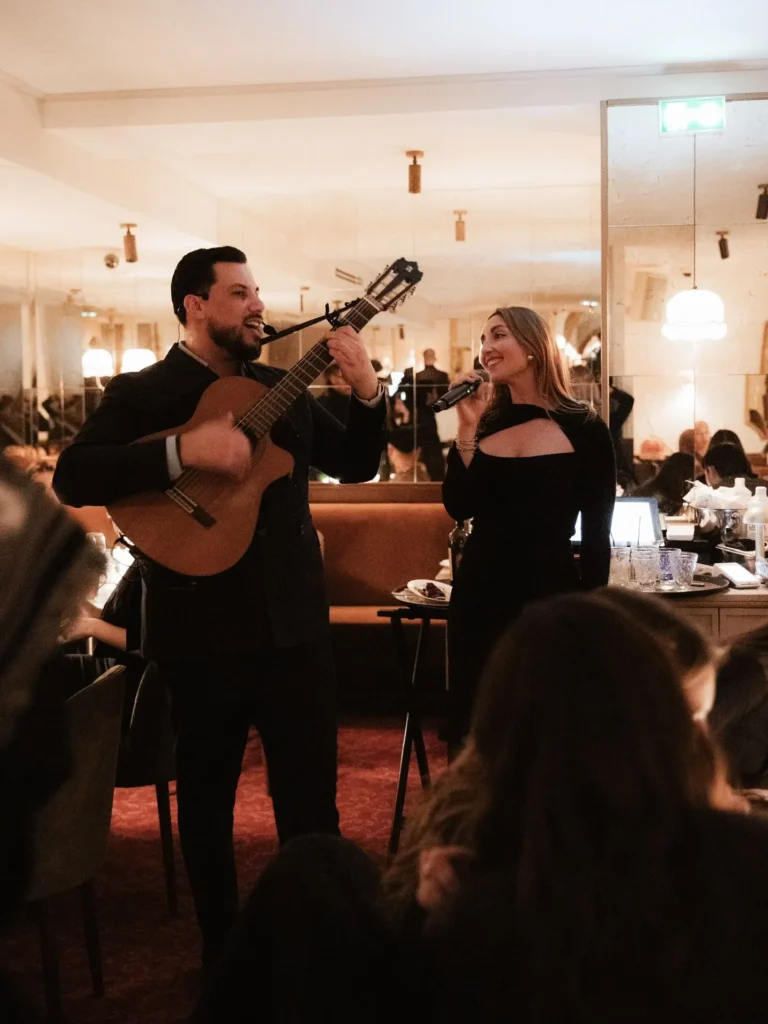 Live musical performance entertaining guests at Siena Paris