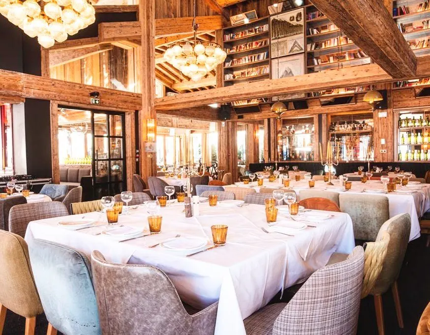 Elegant dining tables inside Baïes Courchevel