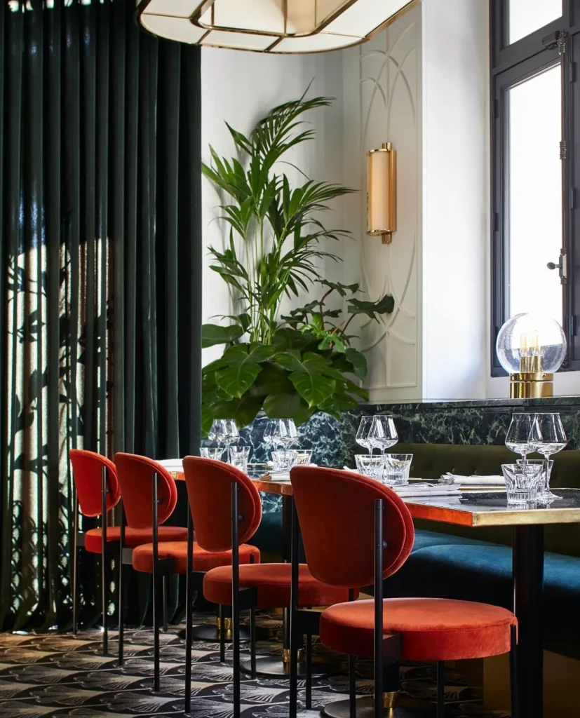 Elegant dining corner with red chairs at Beefbar Paris