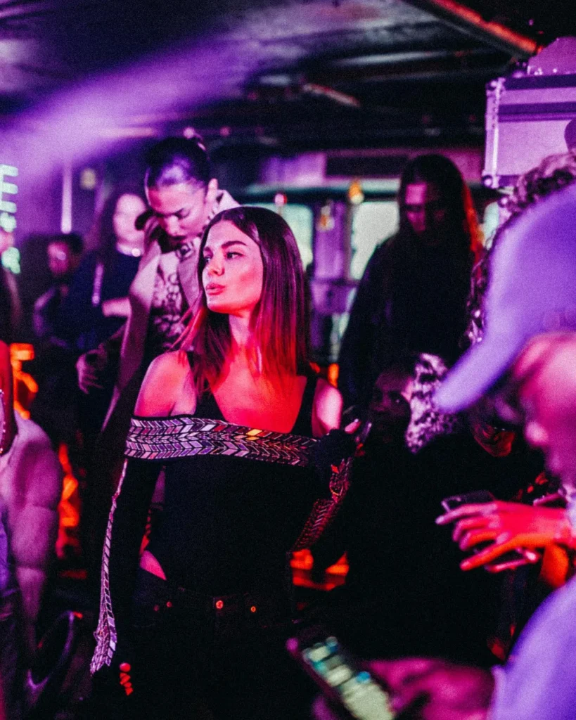 Guest enjoying the colorful club atmosphere at Deflower Paris