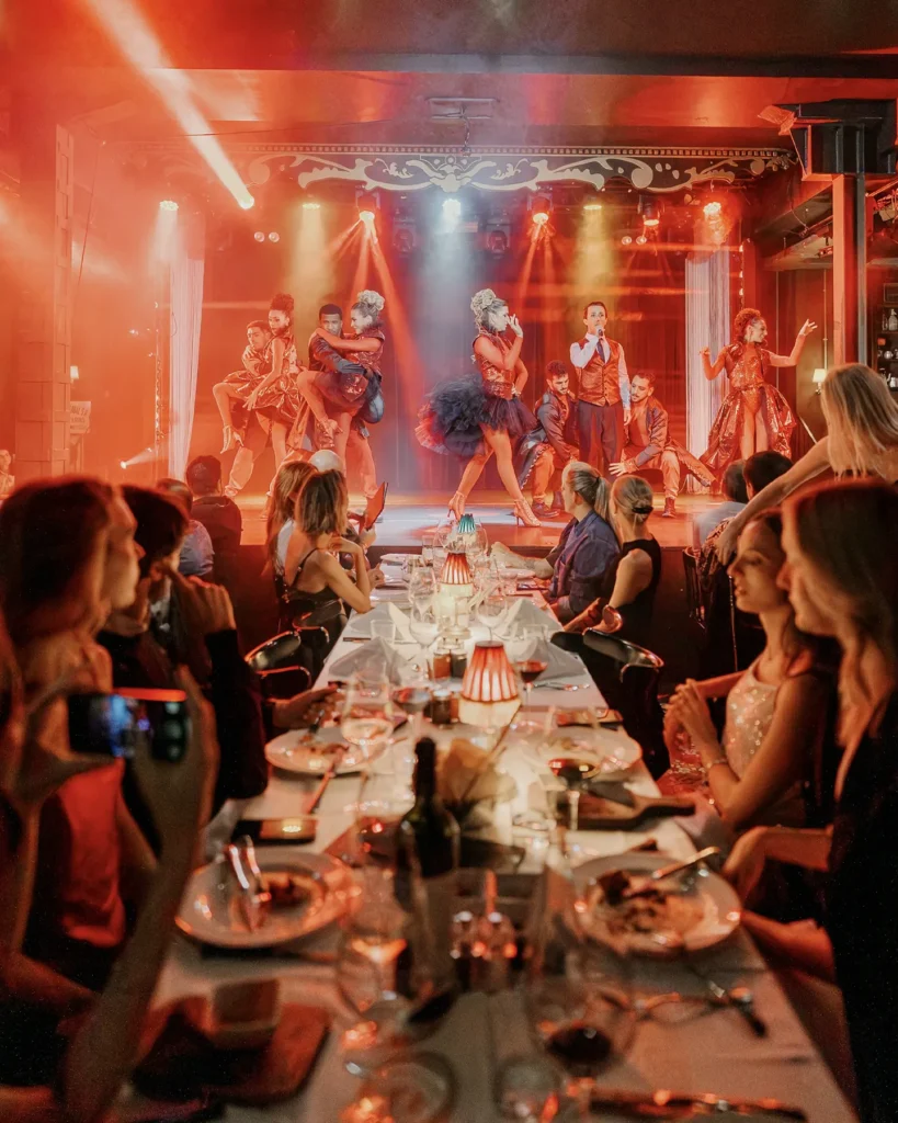 Diners enjoying a live show at El Porteño Prohibido