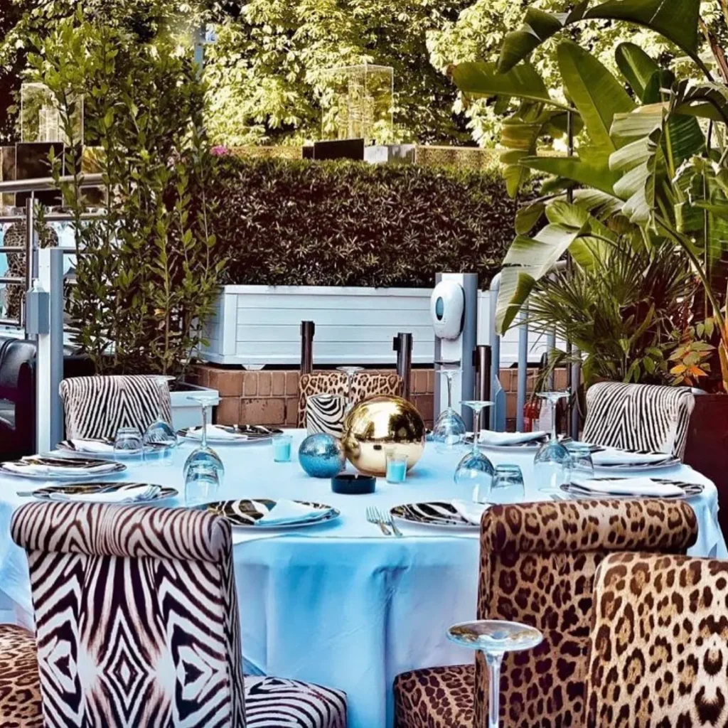 Elegant outdoor dining setup at JustMe Milano