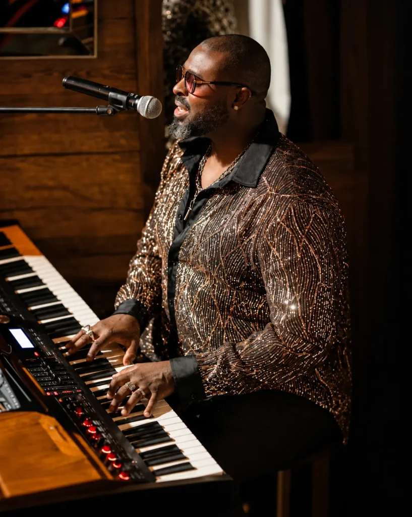 Live pianist performing inside La Ferme Saint-Amour Courchevel