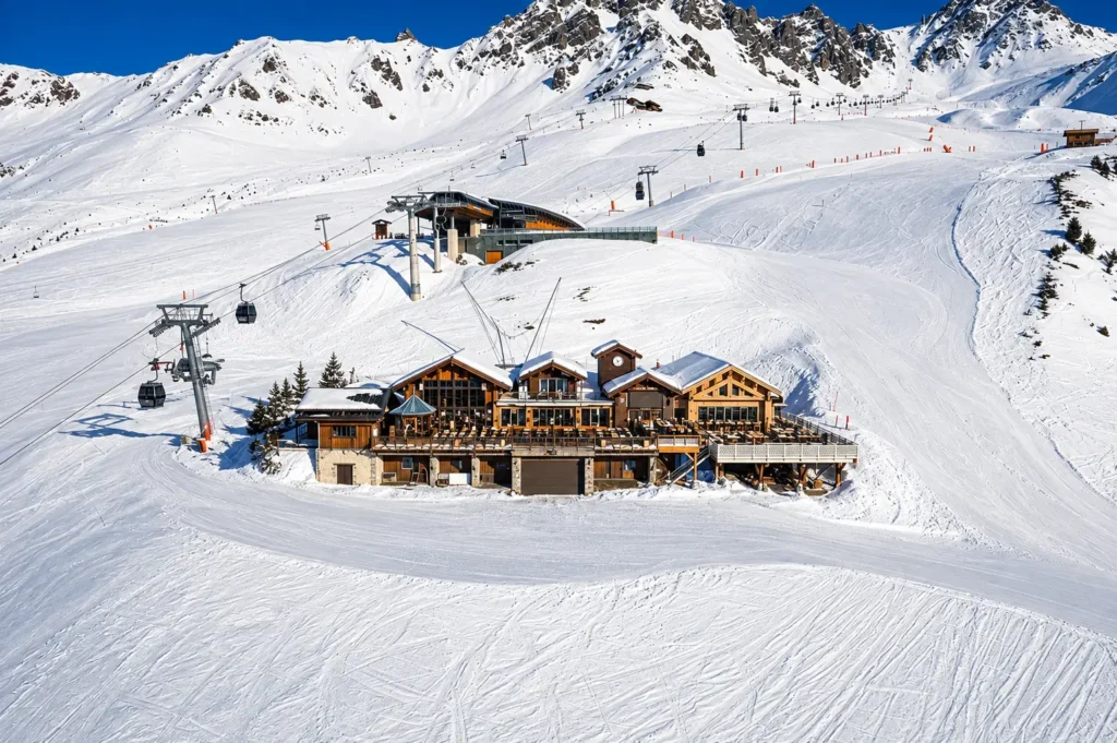 La Folie Douce Méribel surrounded by snowy ski slopes and mountains