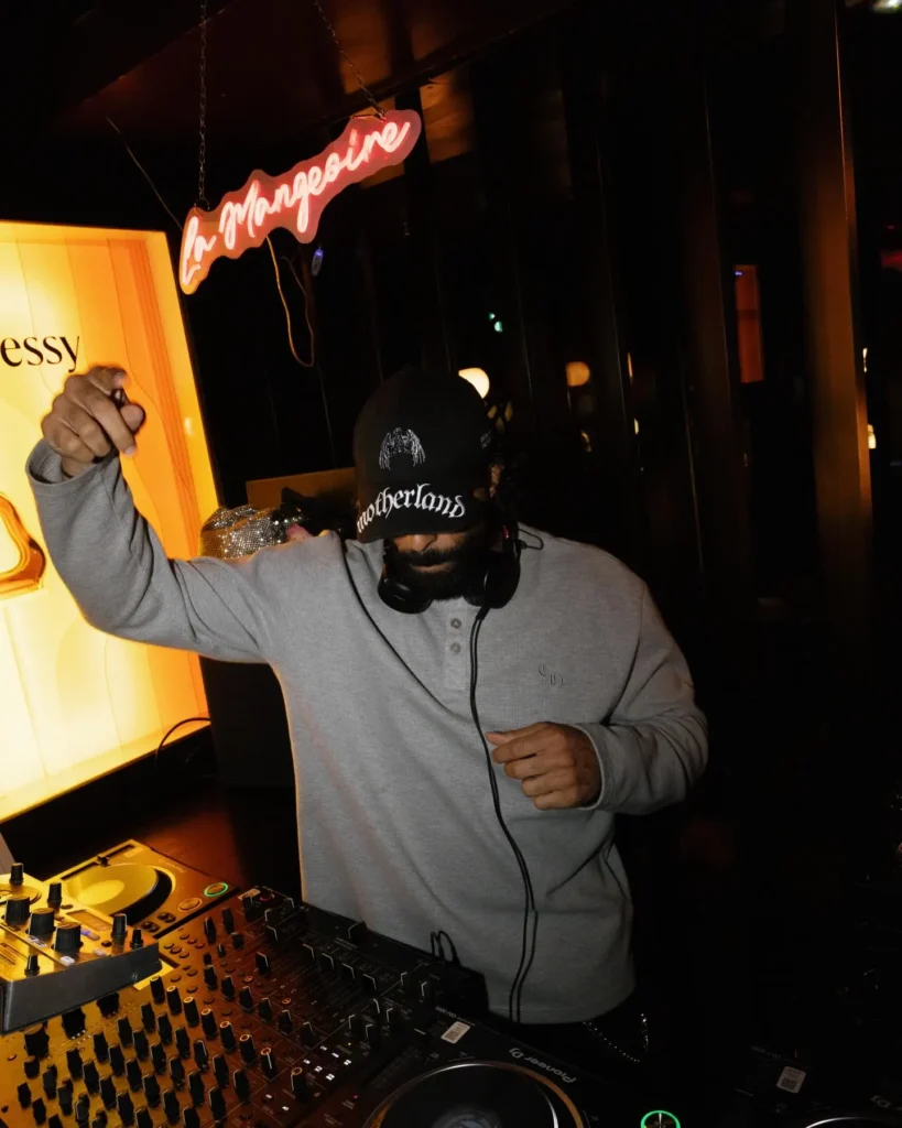 Live performer entertaining guests at La Mangeoire Courchevel