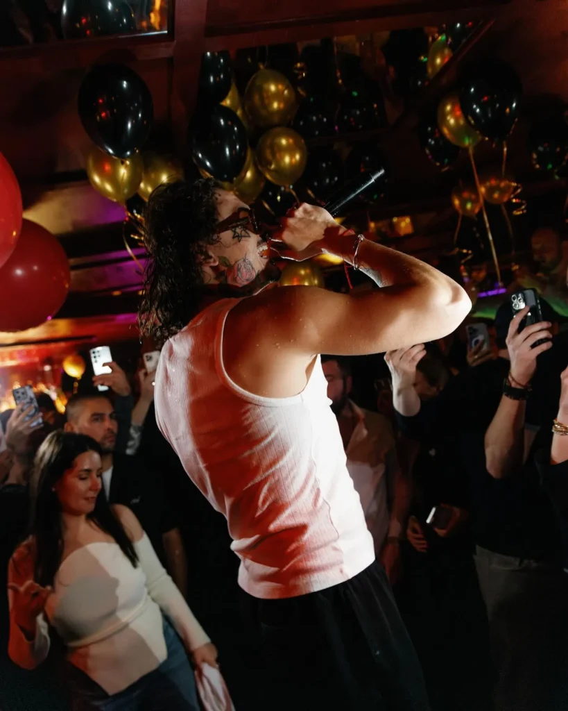 Live entertainment and dancing at La Mangeoire Courchevel