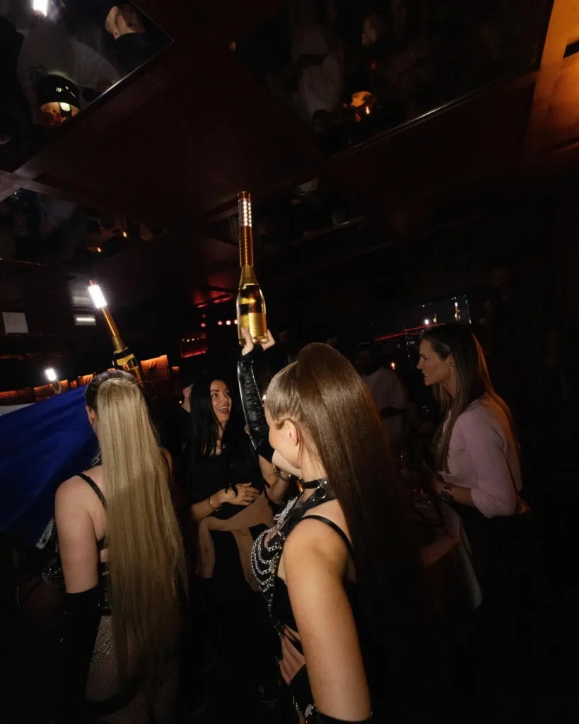 Guests enjoying the vibrant evening atmosphere at La Mangeoire Courchevel