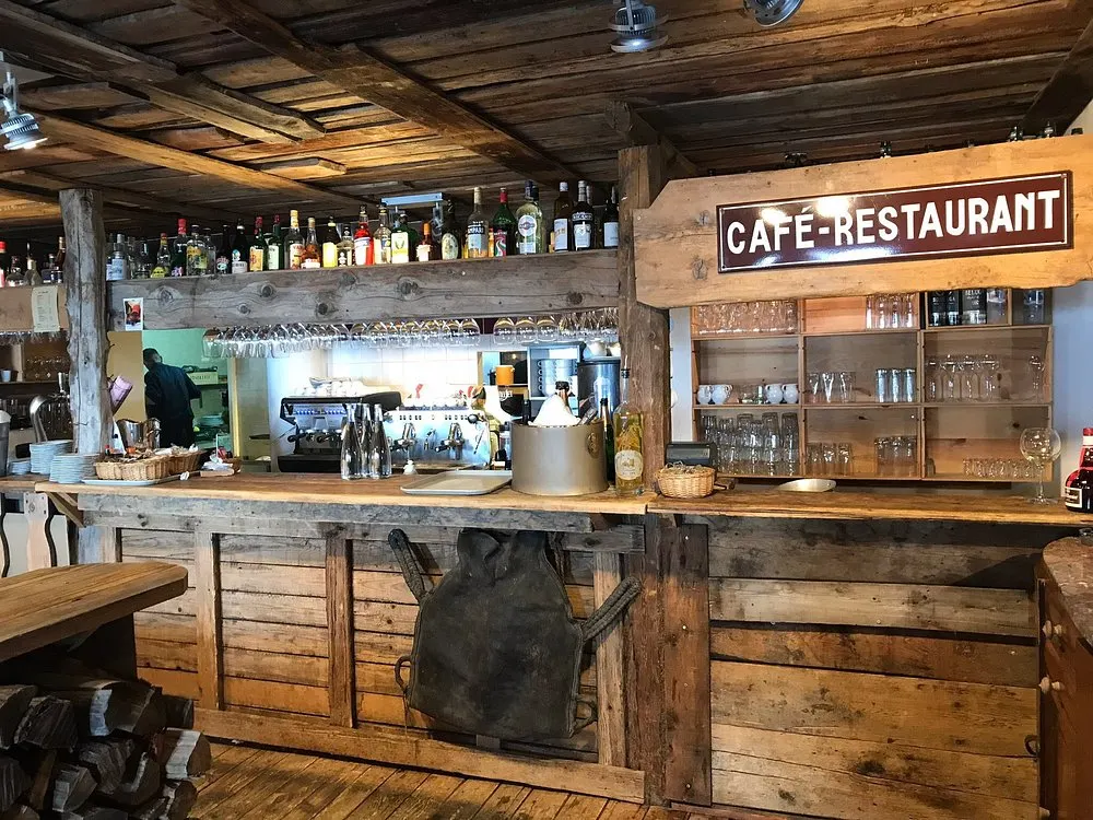 Wooden bar counter inside La Soucoupe Courchevel