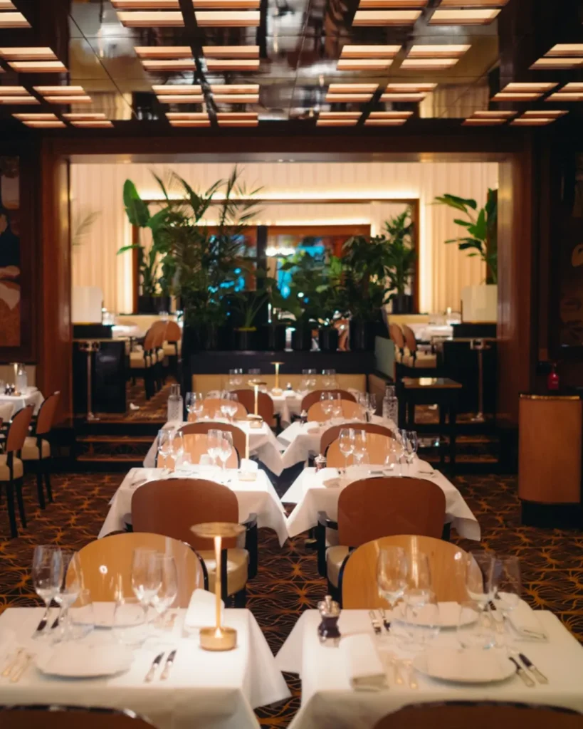 Elegant dining room with wood details at Le Relais Plaza in Paris