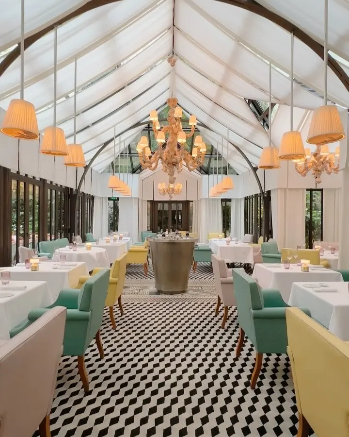 Elegant restaurant dining room at Le Royal Monceau Paris