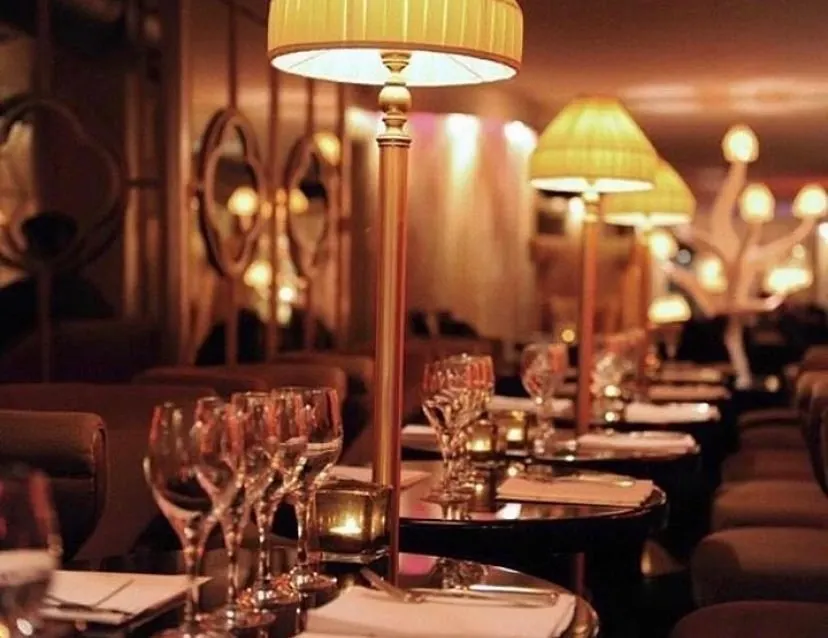 Elegant restaurant interior with candlelit tables at Matignon Paris