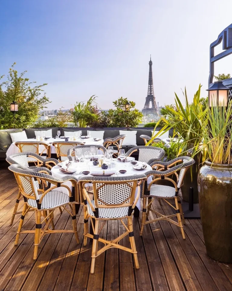 Outdoor dining table with an Eiffel Tower view at MUN Paris