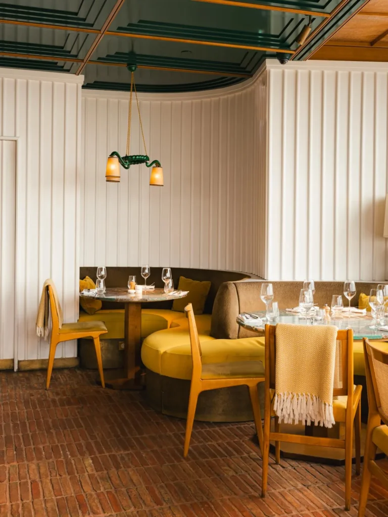 Elegant dining room with warm furnishings at Perruche Paris