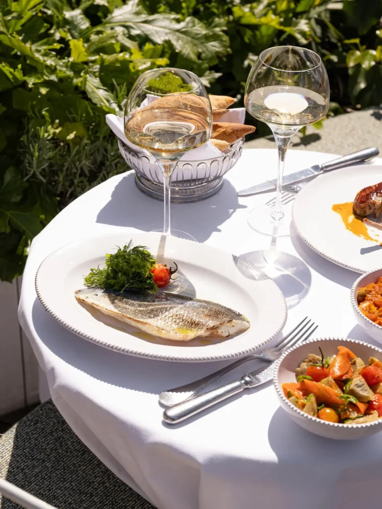 Food and drinks served on the terrace at Perruche Paris