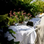 Elegant outdoor dining table surrounded by greenery at Perruche Paris