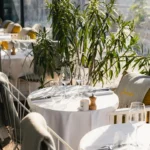 Outdoor dining table surrounded by greenery at Perruche Paris