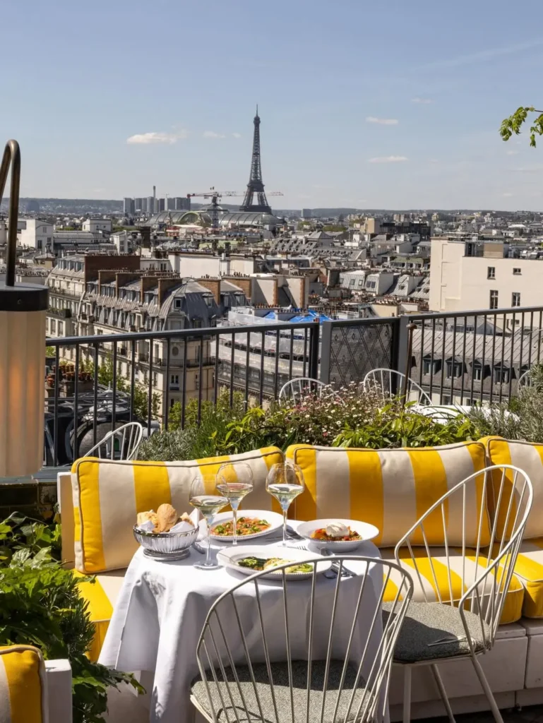 Outdoor rooftop dining area at Perruche Paris