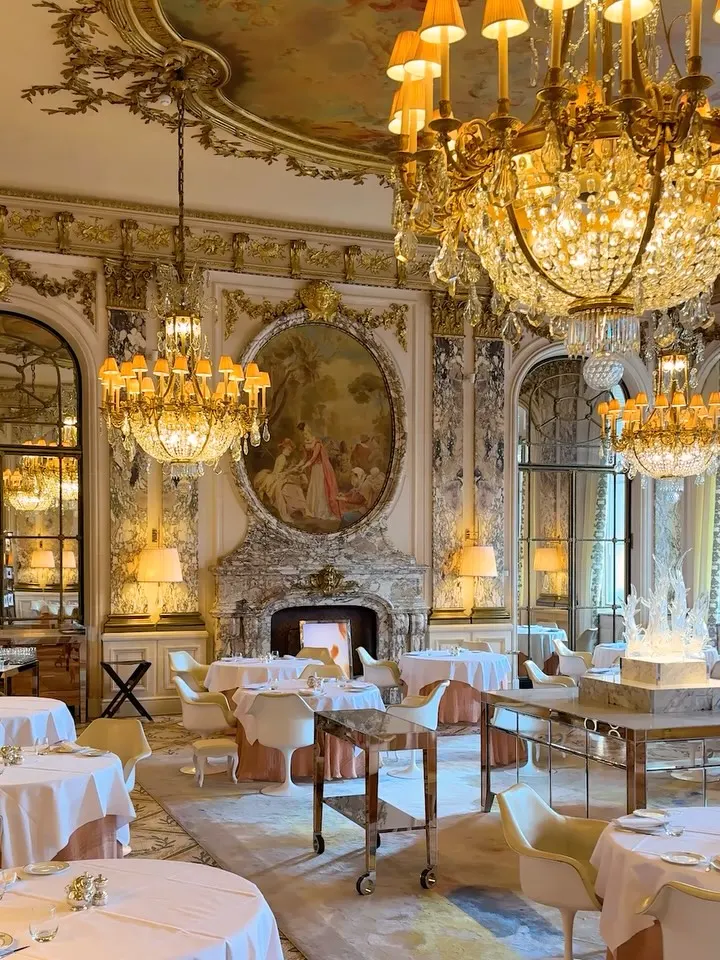 Opulent restaurant interior with chandeliers at Le Meurice Paris