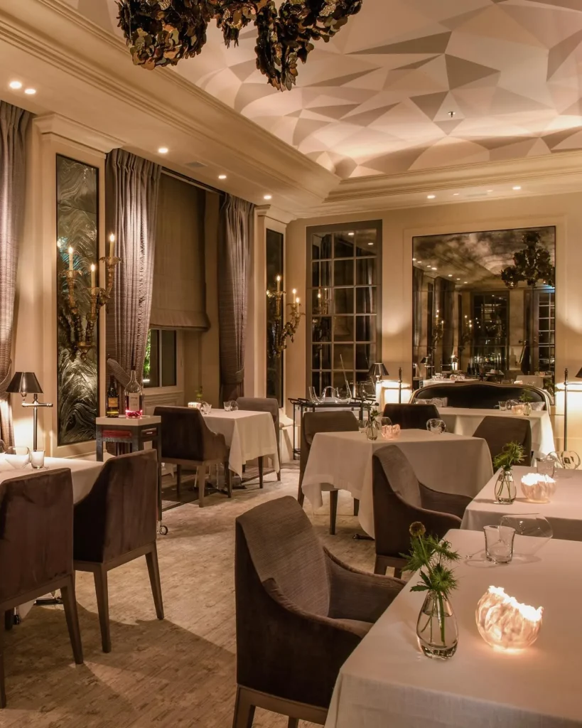 Elegant dining room with warm lighting and sophisticated furnishings at Rosewood Hôtel de Crillon Paris