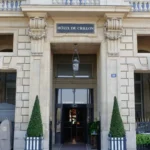 Grand stone entrance of Rosewood Hôtel de Crillon Paris framed by classic French architecture